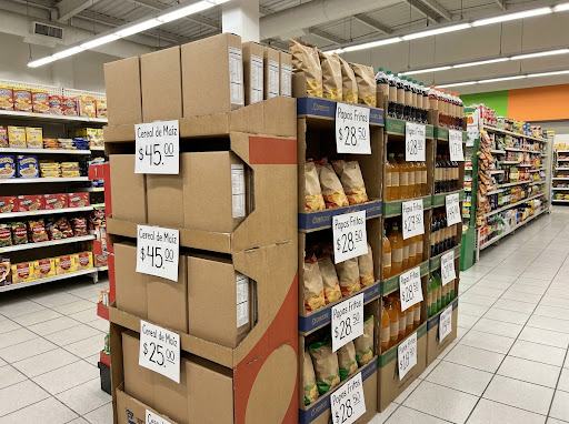 Exhibidor de piso de cartón con producto, tienda 0863